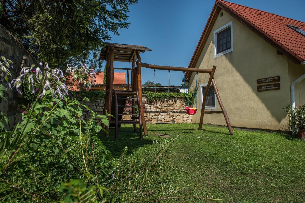 黄玉公寓酒店 Balatongyörök 外观 照片