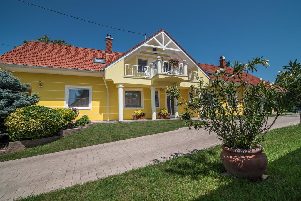 黄玉公寓酒店 Balatongyörök 外观 照片