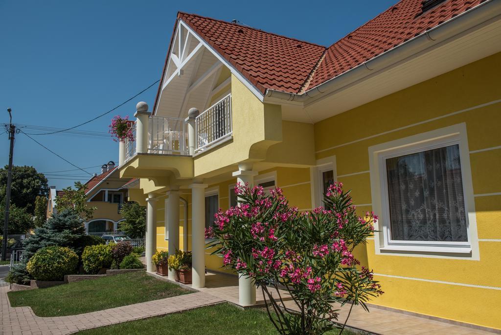 黄玉公寓酒店 Balatongyörök 外观 照片