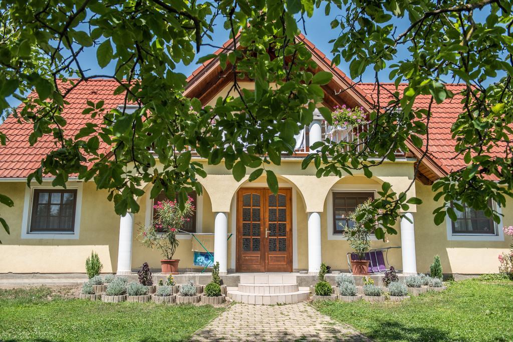黄玉公寓酒店 Balatongyörök 外观 照片