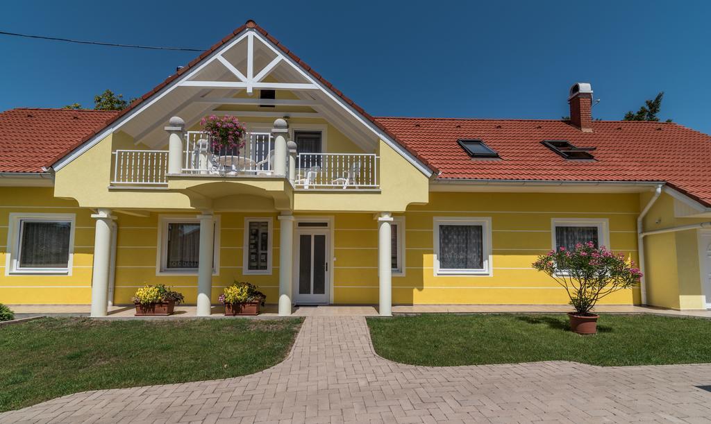 黄玉公寓酒店 Balatongyörök 外观 照片